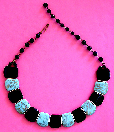 a beautiful vintage costume jewelry necklace unsigned