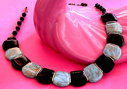 a beautiful vintage costume jewelry necklace unsigned