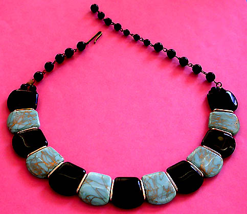 a beautiful vintage costume jewelry necklace unsigned