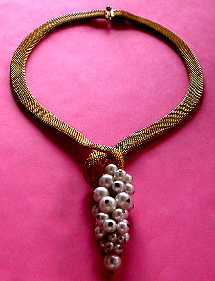 a beautiful vintage costume jewelry necklace unsigned