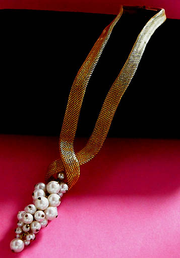 a beautiful vintage costume jewelry necklace unsigned