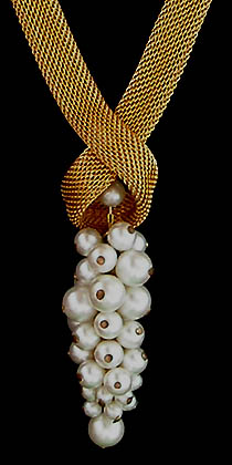 a beautiful vintage costume jewelry necklace unsigned