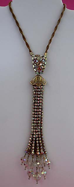 a beautiful vintage costume jewelry necklace unsigned
