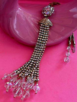 a beautiful vintage costume jewelry necklace unsigned