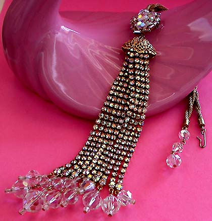 a beautiful vintage costume jewelry necklace unsigned
