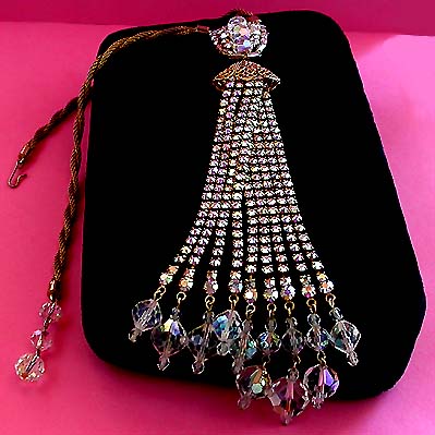 a beautiful vintage costume jewelry necklace unsigned