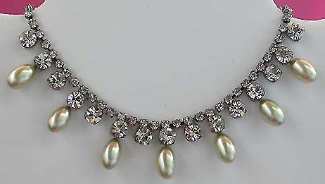 a beautiful vintage costume jewelry necklace unsigned