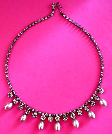 a beautiful vintage costume jewelry necklace unsigned