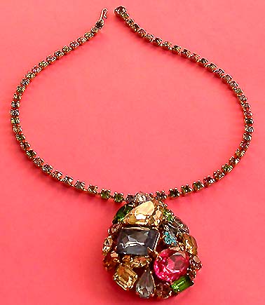 a beautiful vintage costume jewelry necklace unsigned