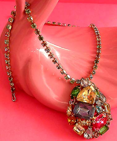 a beautiful vintage costume jewelry necklace unsigned