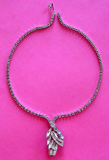 a beautiful vintage costume jewelry necklace unsigned