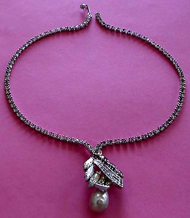 a beautiful vintage costume jewelry necklace unsigned