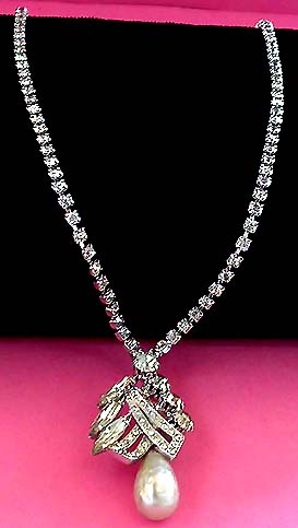 a beautiful vintage costume jewelry necklace unsigned