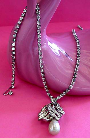 a beautiful vintage costume jewelry necklace unsigned