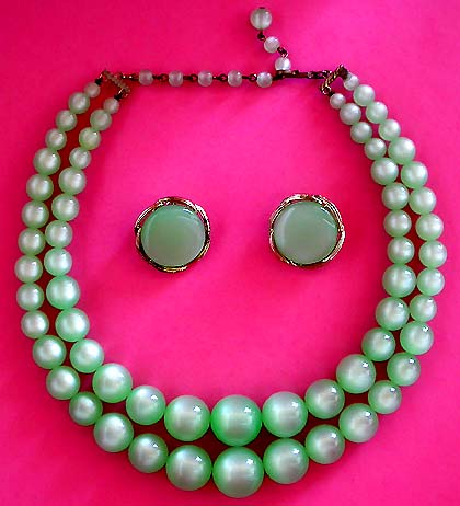 a beautiful vintage costume jewelry necklace unsigned