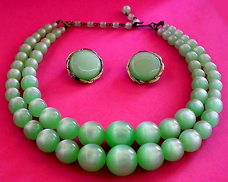a beautiful vintage costume jewelry necklace unsigned
