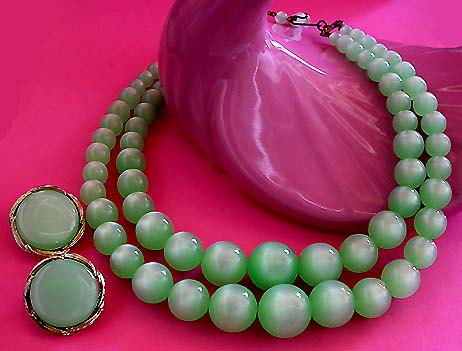 a beautiful vintage costume jewelry necklace unsigned