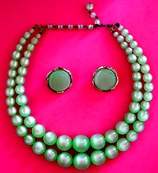 a beautiful vintage costume jewelry necklace
