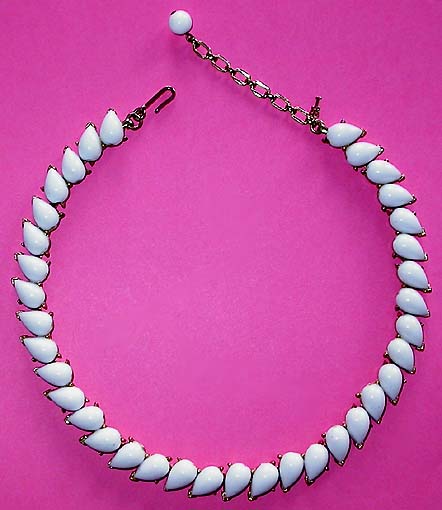 a beautiful vintage costume jewelry necklace unsigned