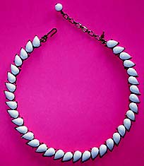 a beautiful vintage costume jewelry necklace Unsigned
