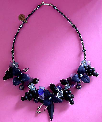 a beautiful vintage costume jewelry necklace unsigned