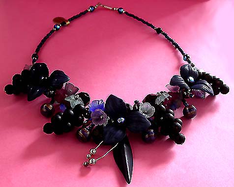 a beautiful vintage costume jewelry necklace unsigned