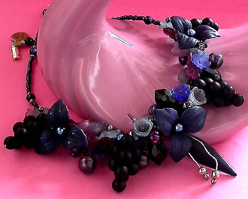 a beautiful vintage costume jewelry necklace unsigned