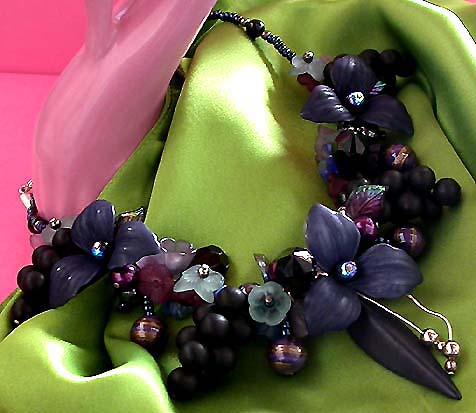 a beautiful vintage costume jewelry necklace unsigned