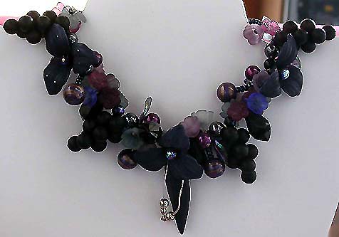 a beautiful vintage costume jewelry necklace unsigned