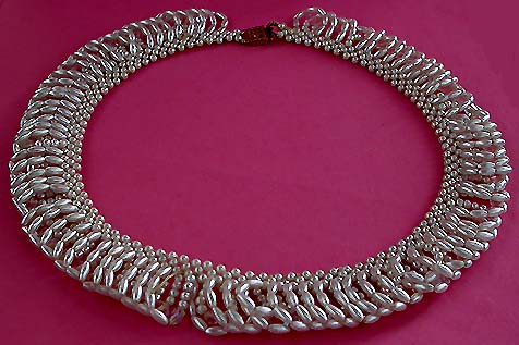 a beautiful vintage costume jewelry necklace unsigned