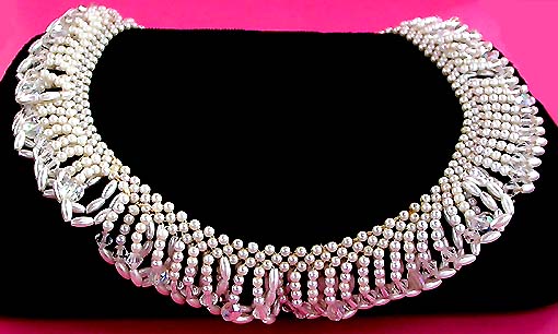 a beautiful vintage costume jewelry necklace unsigned