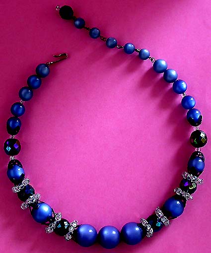 a beautiful vintage costume jewelry necklace unsigned