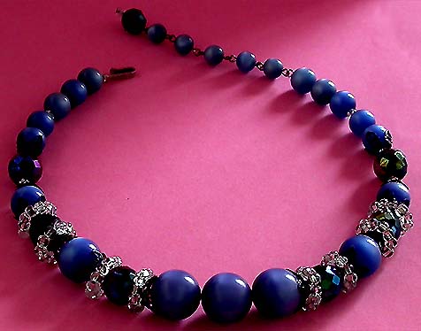 a beautiful vintage costume jewelry necklace unsigned