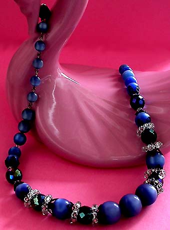 a beautiful vintage costume jewelry necklace unsigned