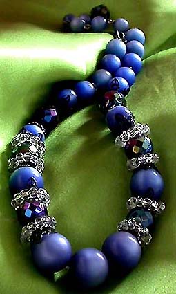 a beautiful vintage costume jewelry necklace unsigned