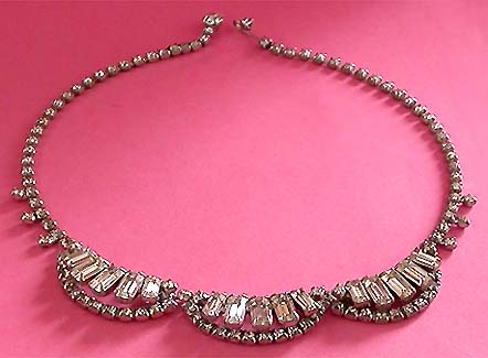 a beautiful vintage costume jewelry necklace unsigned