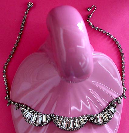 a beautiful vintage costume jewelry necklace unsigned