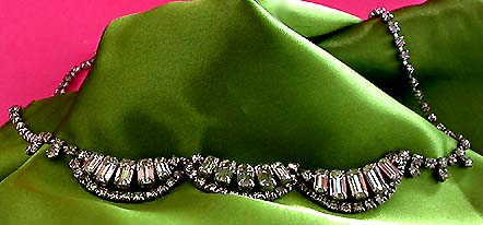 a beautiful vintage costume jewelry necklace unsigned