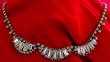 a beautiful vintage costume jewelry necklace unsigned