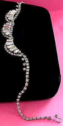 a beautiful vintage costume jewelry necklace unsigned