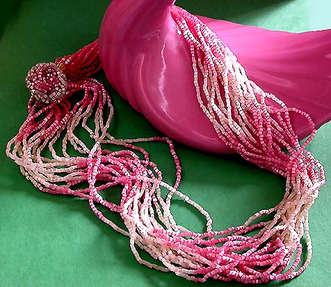 a beautiful vintage costume jewelry necklace unsigned
