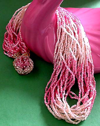 a beautiful vintage costume jewelry necklace unsigned