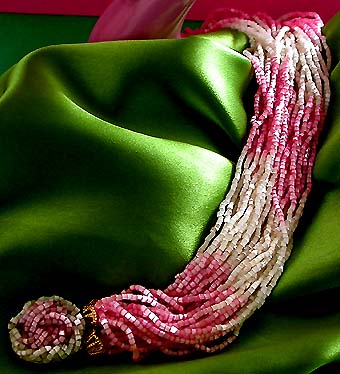 a beautiful vintage costume jewelry necklace unsigned