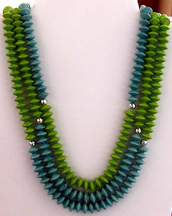 a beautiful vintage costume jewelry necklace unsigned