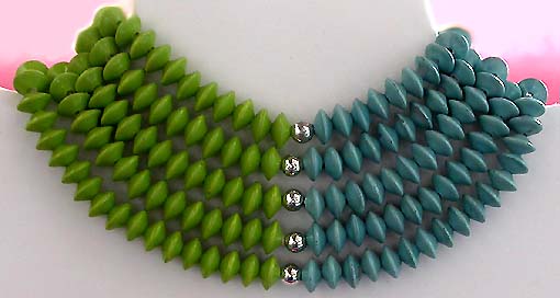 a beautiful vintage costume jewelry necklace unsigned