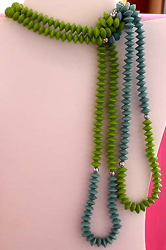 a beautiful vintage costume jewelry necklace unsigned