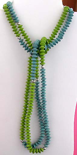 a beautiful vintage costume jewelry necklace unsigned