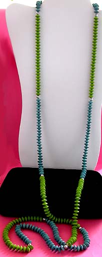 a beautiful vintage costume jewelry necklace unsigned