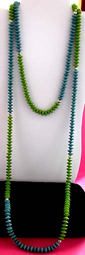 a beautiful vintage costume jewelry necklace unsigned