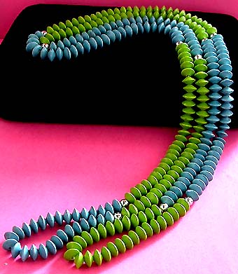 a beautiful vintage costume jewelry necklace unsigned